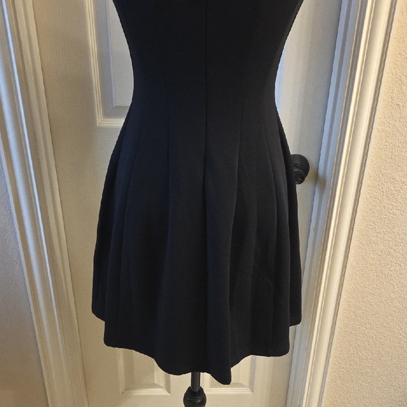 Elegant Black Sleeveless Mini Dress - Picture 10 of 16